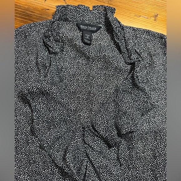 White House Black Market Black, White Cap Sleeve V-Neck Ruffle Silk Blouse Sz 10 - Picture 13 of 13